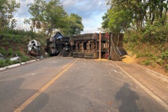 homem-morre-e-mulher-fica-ferida-apos-acidente-entre-carro-e-caminhao-na-to-080;-trecho-fica-interditado