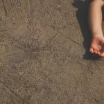 bebe-de-21-dias-morre-apos-cair-da-janela;-irma-de-5-anos-e-suspeita