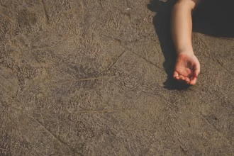 bebe-de-21-dias-morre-apos-cair-da-janela;-irma-de-5-anos-e-suspeita