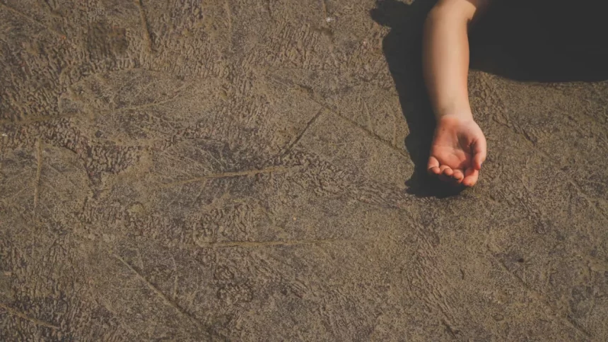 bebe-de-21-dias-morre-apos-cair-da-janela;-irma-de-5-anos-e-suspeita