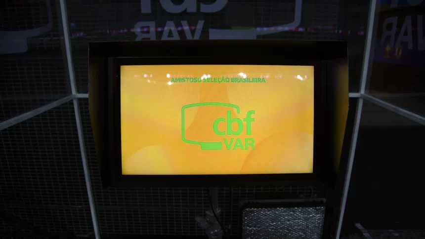 ‘chuta-a-bola-e-nao-tem-tempo-de-tirar-o-pe’,-diz-audio-do-var-sobre-gomez