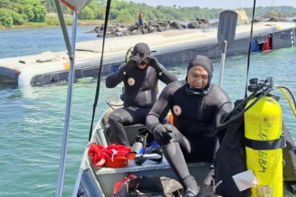 corpo-de-bombeiros-acompanha-retirada-de-onibus-de-turismo-que-caiu-de-balsa-em-tocantinopolis
