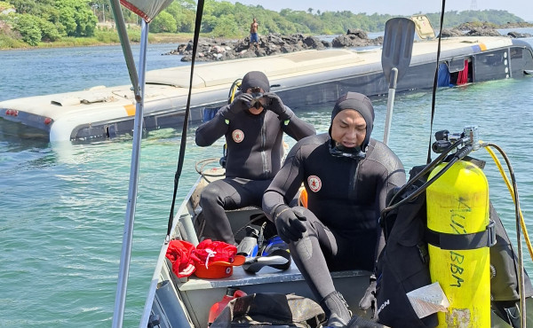 corpo-de-bombeiros-acompanha-retirada-de-onibus-de-turismo-que-caiu-de-balsa-em-tocantinopolis