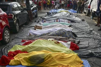 mais-de-50-corpos-sao-levados-para-praca-da-penha,-no-rio