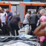 moradores-retiram-cerca-de-60-corpos-em-area-de-mata-apos-operacao