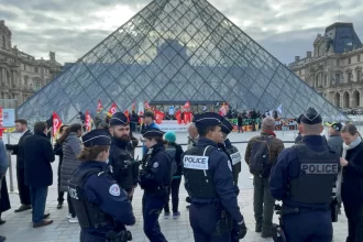 joias-do-louvre-continuam-desaparecidas-10-dias-apos-roubo,-diz-procuradora