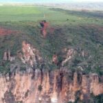 agricultores-podem-pagar-multa-de-r$-100-mil-por-dia-apos-crime-ambiental-que-causou-cratera-e-afetou-nascente-nas-serras-gerais