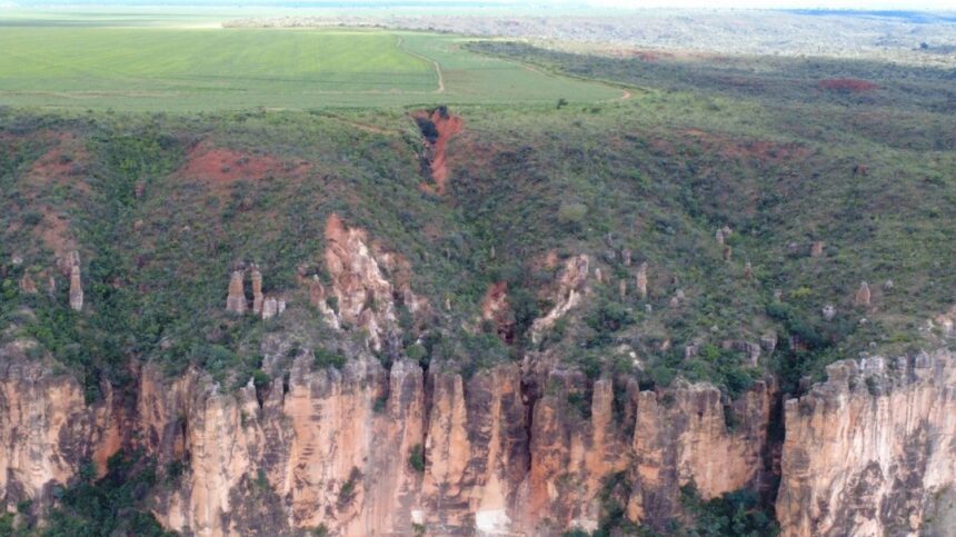agricultores-podem-pagar-multa-de-r$-100-mil-por-dia-apos-crime-ambiental-que-causou-cratera-e-afetou-nascente-nas-serras-gerais
