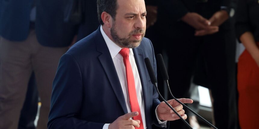 boulos-toma-posse-como-ministro-e-fala-em-“colocar-governo-na-rua”