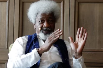 wole-soyinka,-vencedor-do-nobel,-diz-ter-visto-revogado-apos-fazer-critica-a-trump