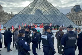 joias-do-louvre-continuam-desaparecidas-10-dias-apos-roubo,-diz-procuradora