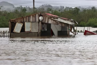 furacao-melissa-deixa-32-mortos-e-um-rastro-de-destruicao-no-caribe