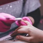 anvisa-proibe-duas-substancias-utilizadas-em-produtos-para-unhas;-veja-quais