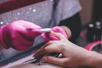 anvisa-proibe-duas-substancias-utilizadas-em-produtos-para-unhas;-veja-quais