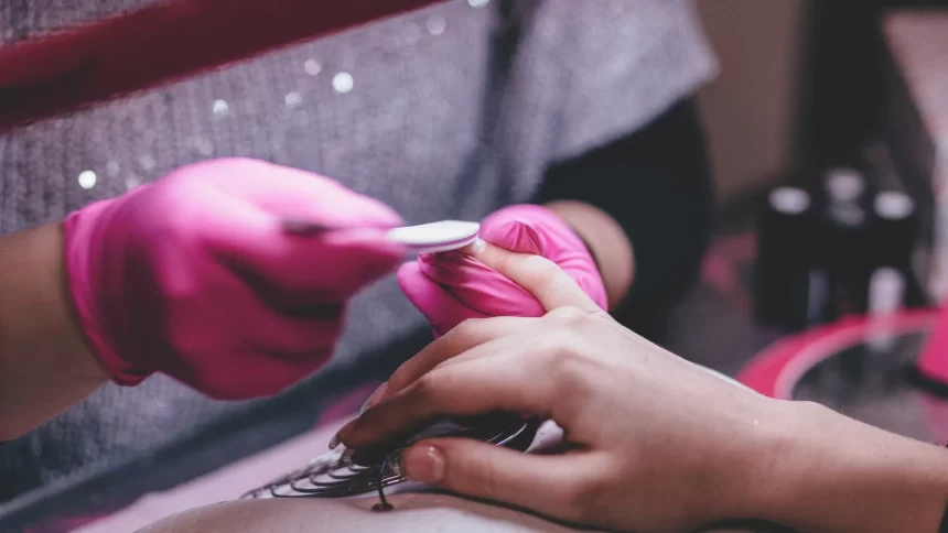 anvisa-proibe-duas-substancias-utilizadas-em-produtos-para-unhas;-veja-quais