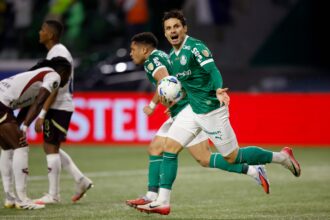 allan-e-veiga-brilham,-palmeiras-opera-milagre-contra-a-ldu-e-pega-o-flamengo-na-final-da-libertadores