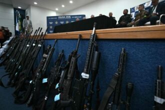 entenda-as-conexoes-por-tras-do-arsenal-do-comando-vermelho-no-complexo-do-alemao