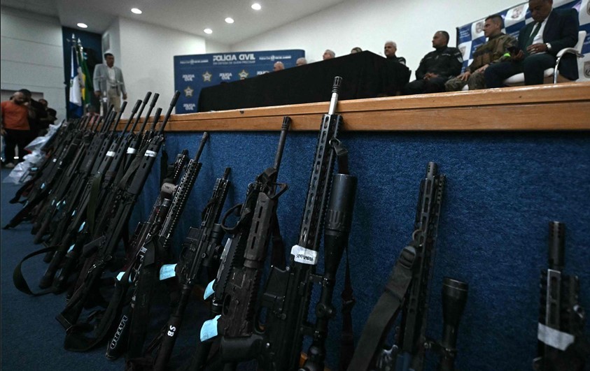 entenda-as-conexoes-por-tras-do-arsenal-do-comando-vermelho-no-complexo-do-alemao