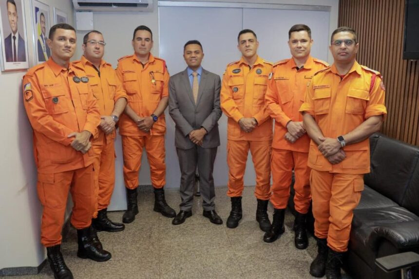 deputado-moisemar-marinho-e-bombeiros-alinham-demandas-e-homenagem-na-aleto