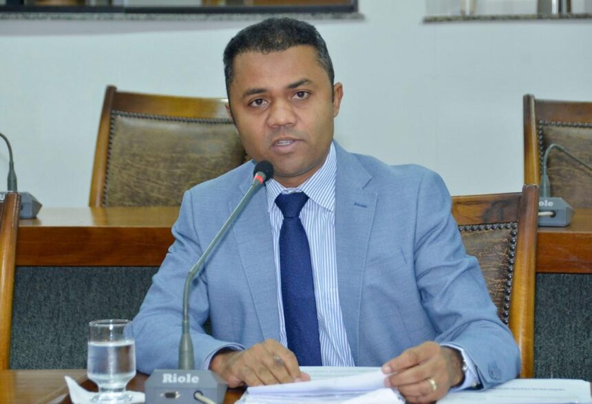 deputado-moisemar-marinho-cobra-explicacoes-da-brk-sobre-constantes-faltas-de-agua-em-nova-olinda