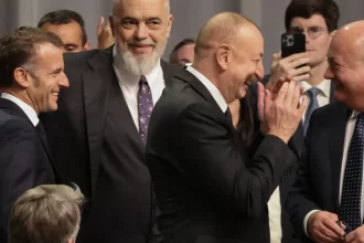 lideres-de-franca,-albania-e-azerbaijao-sao-‘flagrados’-rindo-de-trump