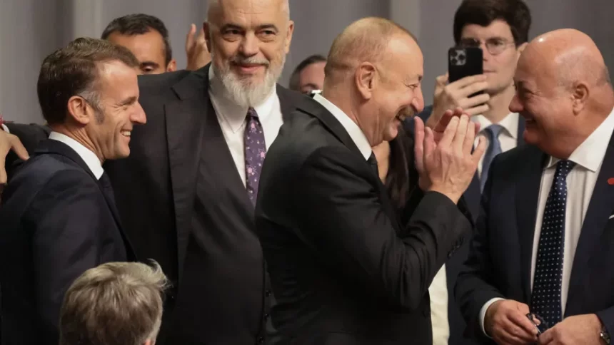 lideres-de-franca,-albania-e-azerbaijao-sao-‘flagrados’-rindo-de-trump