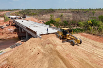 no-jalapao,-governo-do-tocantins-conclui-99%-da-estrutura-da-ponte-sobre-o-rio-vermelho-e-preve-inauguracao-em-dezembro