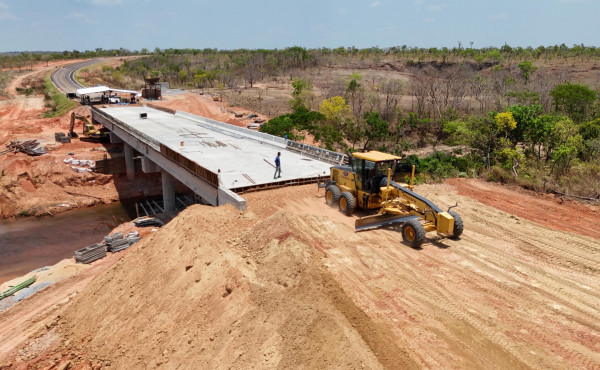 no-jalapao,-governo-do-tocantins-conclui-99%-da-estrutura-da-ponte-sobre-o-rio-vermelho-e-preve-inauguracao-em-dezembro