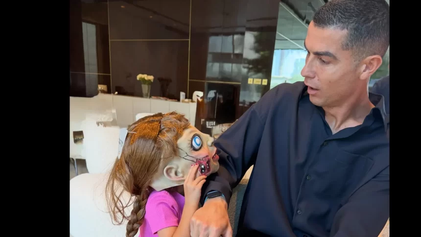 bella-esmeralda-surpreende-cr7-com-brincadeira-de-halloween