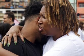 sob-faccoes-e-operacoes,-populacao-de-favelas-vive-traumas-e-adoece