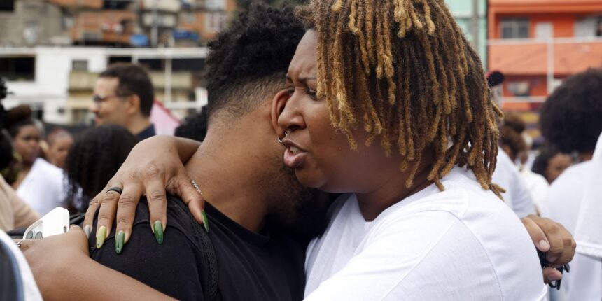 sob-faccoes-e-operacoes,-populacao-de-favelas-vive-traumas-e-adoece