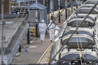 ataque-a-faca-em-trem-na-inglaterra-fere-10-pessoas