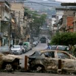 policiais-tentam-salvar-colegas-feridos-durante-megaoperacao-nos-complexos-do-alemao;-veja-imagens