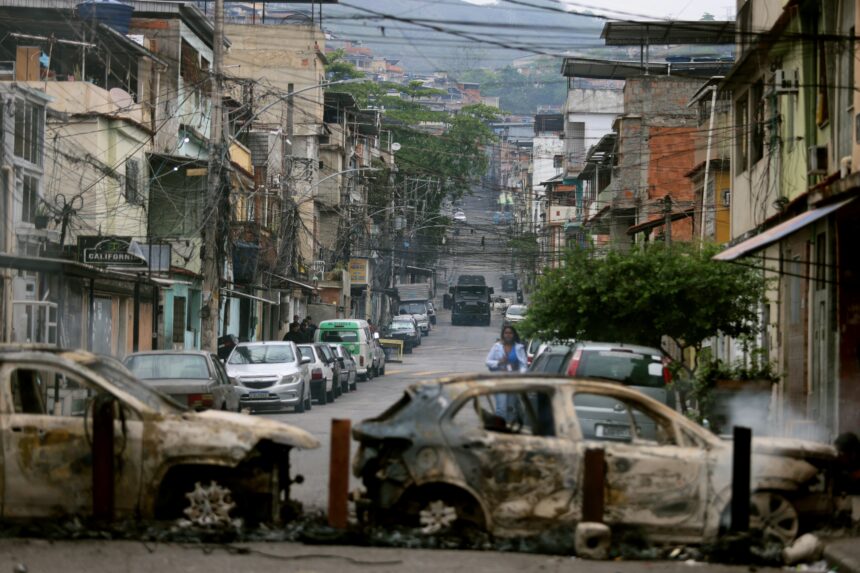 policiais-tentam-salvar-colegas-feridos-durante-megaoperacao-nos-complexos-do-alemao;-veja-imagens
