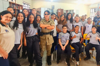 pmto:-acao-em-escola-de-tocantinopolis-destaca-policial-feminina-como-modelo-de-inspiracao-e-lideranca-para-jovens