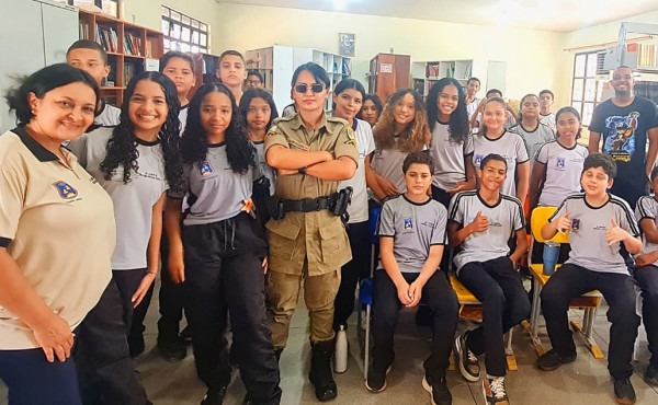 pmto:-acao-em-escola-de-tocantinopolis-destaca-policial-feminina-como-modelo-de-inspiracao-e-lideranca-para-jovens