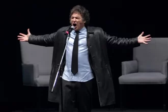 milei-cai-em-fake-news-e-comemora-convite-falso-para-cantar-com-ac/dc