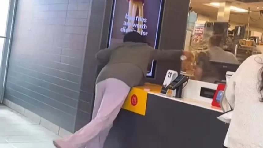 mulher-atira-bebida-quente-em-gerente-do-mcdonald’s-nos-eua;-video