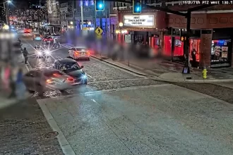 carro-em-fuga-da-policia-bate-contra-bar-e-mata-quatro-pessoas-nos-eua