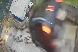 motorista-perde-controle-e-carro-despenca-de-escadaria-em-sp;-video