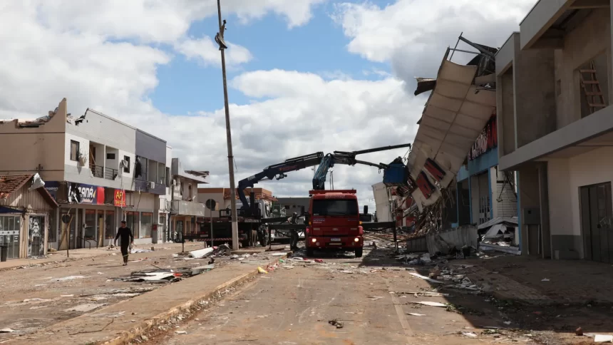 deputados-do-pr-votam-auxilio-de-r$-50-mil-a-familias-com-casas-destruidas-por-tornado