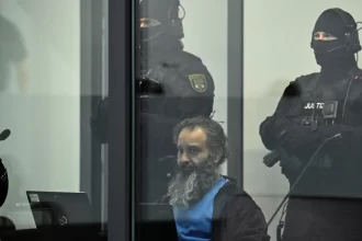 medico-que-matou-6-pessoas-na-alemanha-e-julgado-“em-caixa-de-vidro”