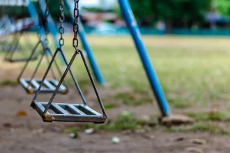 casal-e-condenado-por-abandonar-menino-em-forum-apos-desistir-da-adocao