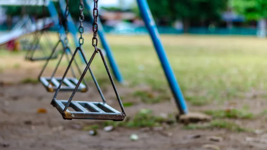 casal-e-condenado-por-abandonar-menino-em-forum-apos-desistir-da-adocao