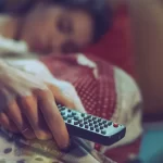 o-impacto-de-dormir-com-a-tv-ligada-para-o-seu-corpo