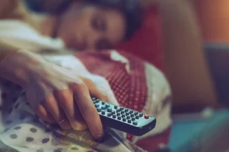 o-impacto-de-dormir-com-a-tv-ligada-para-o-seu-corpo