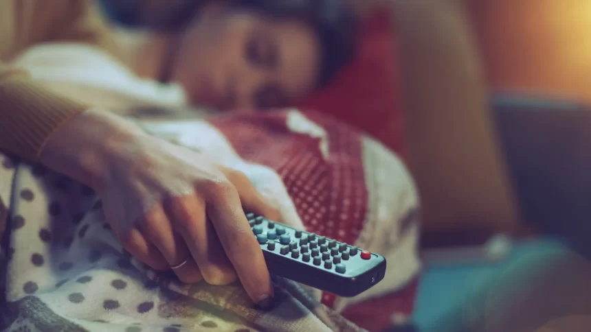 o-impacto-de-dormir-com-a-tv-ligada-para-o-seu-corpo