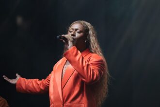 liniker-brilha,-e-brasileiros-como-sorriso-maroto-e-joao-gomes-conquistam-destaque-no-grammy-latino-2025;-confira-os-vencedores