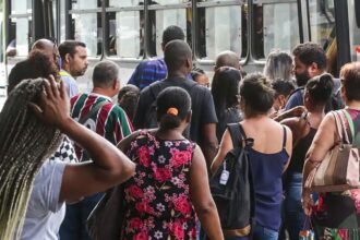 numero-dos-que-procuram-emprego-ha-mais-de-2-anos-cai-17,8%,-diz-ibge