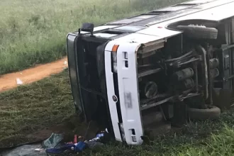 onibus-despenca-de-desfiladeiro-no-peru,-e-ao-menos-37-morrem